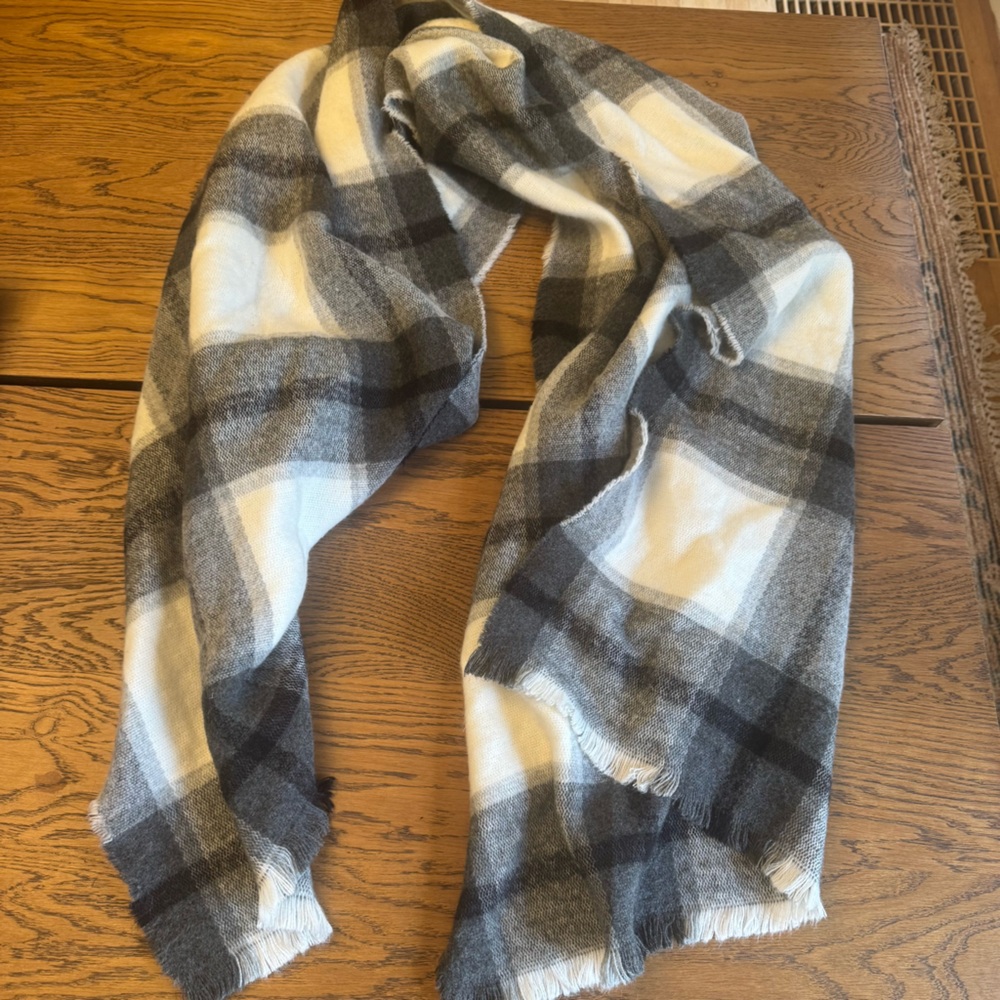 Zara Checkered Black and Cream Scarf Shawl Soft Cozy‎ Plaid